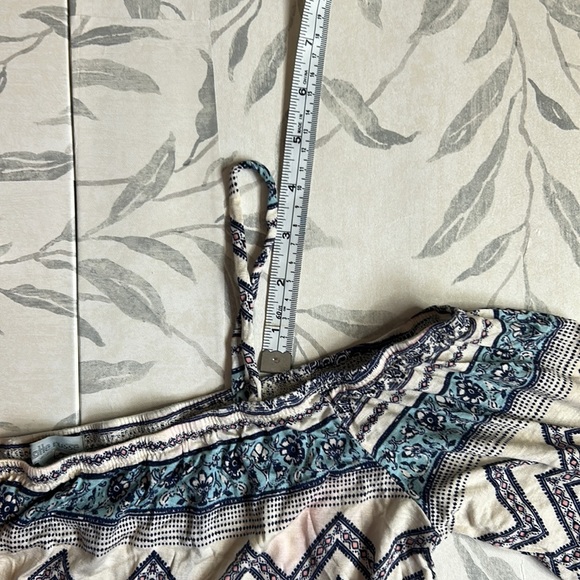 CHARLOTTE RUSSE | FLOWY COLD SHOULDER CROP TOP - Picture 5 of 8